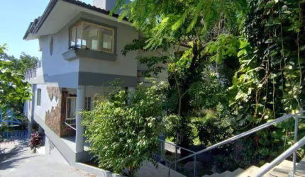 Vendo linda Casa no bairro João Paulo em rua arborizada e tranquila. Terreno com 652m² e Casa com 373m² de área construída.