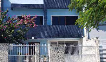 Ótima casa com 3 pavimentos, 2 suítes, 01 quarto, 2 salas, 2 cozinhas, churrasq., solarium, 02 garagens.