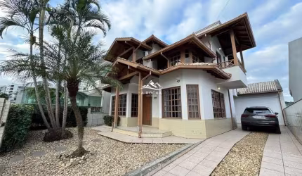 CASA DE 04 DORM C/02 SUÍTES! NA PEDRA BRANCA! ÁREA GOURMET!