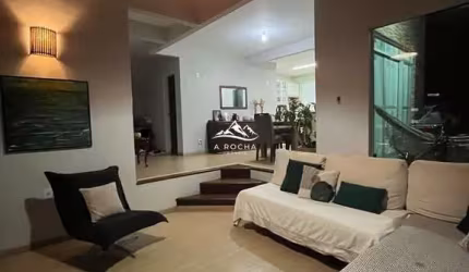LINDA CASA DE 04 DORMITÓRIOS C/SUÍTE, CLOSET, MÓVEIS. TERRENO COM 490M² -POTECAS