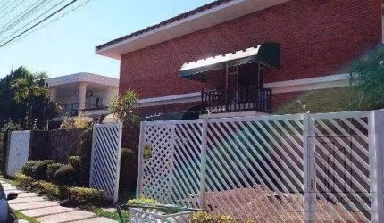 Casa com 3 Quartos e 3 banheiros à Venda,  por R$ 590.000,00