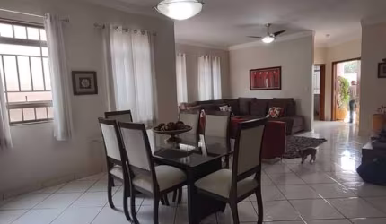Casa térrea com 4 quatros sendo 2 suítes, piscina e churrasqueira City Ribe