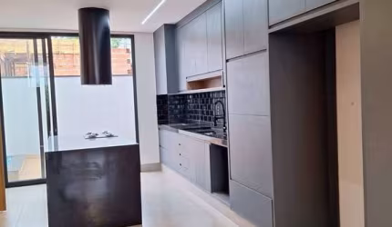Vende-se casa térrea com 3 suítes condomínio Vivendas da Mata Aroeira 