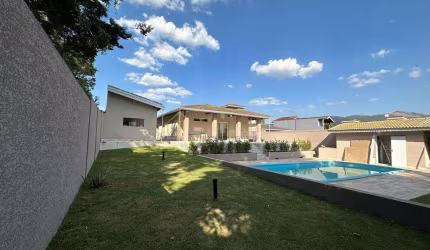Ampla casa 100% térrea. 1000m² de terreno,com piscina em bairro de Alto Padrão em Atibaia