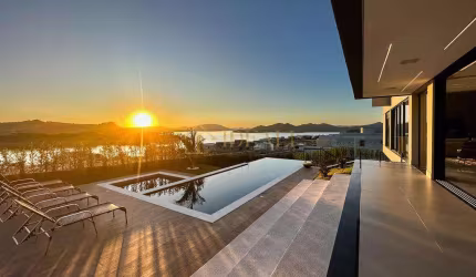 Casa Cinematográfica com vista para represa em Piracaia