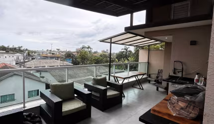 Triplex, 03 Q, 1 suíte, 3 anos (planejados e eletros), 04 ares cond. 800m Centro.