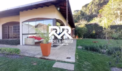Casa Linear com Vista Indevassável no Golfe