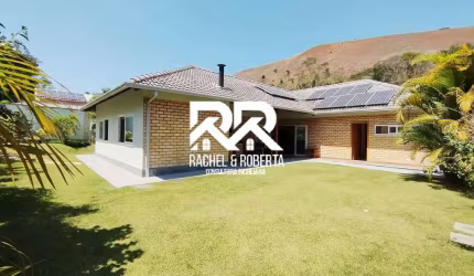 Casa linear em condomínio com 4 quartos