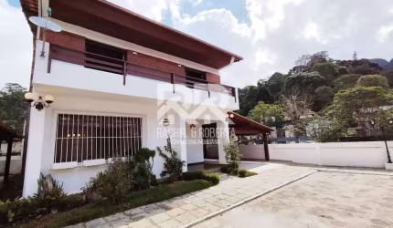 Linda Casa com 4 quartos em Condomínio no Alto