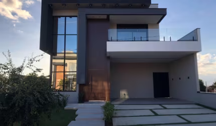 Linda casa Condomínio fechado.