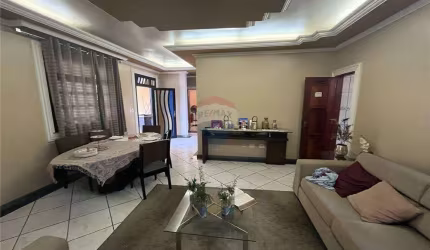 Casa de Luxo com 4 Suítes, Piscina e Jardim em Adrianópolis