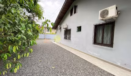 Casa dos Sonhos em Rua Calma e Tranquila: 3 Quartos, Piscina e Contato com a Natureza!
