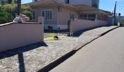 Casa no bairro João Costa, com terreno de 552,94m² e área construída de 130m². Estuda geminado como