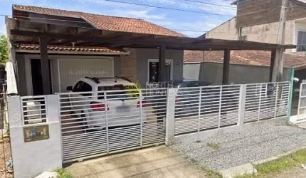 Oportunidade Imperdível em Joinville! Casa à Venda no Jardim Iririú