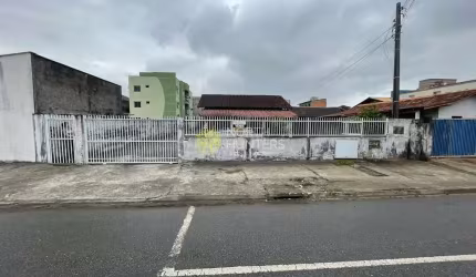 Oportunidade p/ investidores!! Terreno com 3 Casas e viabilidade para nova construção.