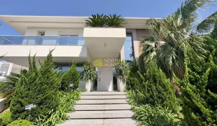 Linda casa em condominio em Jurere internacional a venda.