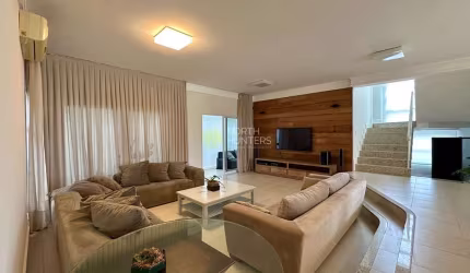 Linda casa em condominio no Cacupé, para venda.