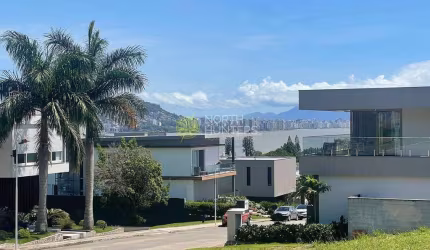 Terreno à venda em condominio fechado no Cacupé, Florianópolis, SC