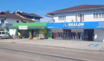 Prédio comercial com 1 casa + duas salas comerciais, ( já locadas)