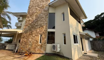 Casa Pé na Areia de Alto Padrão em Governador Celso Ramos