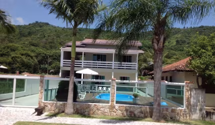 Casa Sobrado com Piscina na Praia de Palmas - Governador Celso Ramos/SC