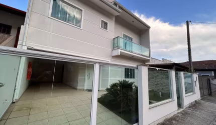 Lar aconchegante para sua família , frente rua 4 quartos Mobiliada à venda na Praia do Antenor em Governador Celso Ramos - Santa Catarina.