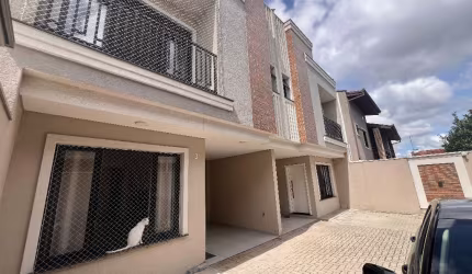 Sobrado moderno em condomínio no Xaxim