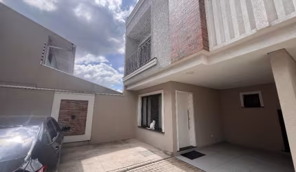 Sobrado moderno em condomínio no Xaxim