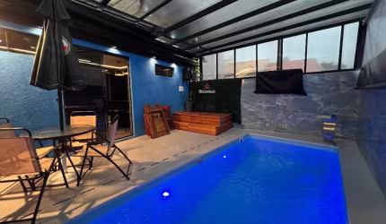 sobrado de frente para rua com quintal e piscina aquecida no bairro Tingui