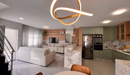 Triplex em condomínio no Portão