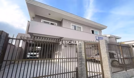 Belíssimo Sobrado Residencial com Sala Comercial localizado no Bairro Saguaçu.