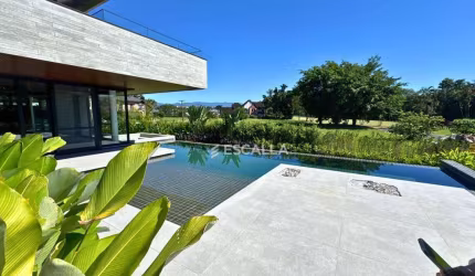 Casa de luxo à venda no Joinville Country Club – 5 suítes, piscina com raia e automação completa!