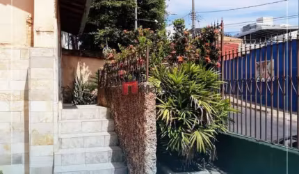 Casa com 3 quartos à venda em Caiçaras, Belo Horizonte  por R$ 700.000