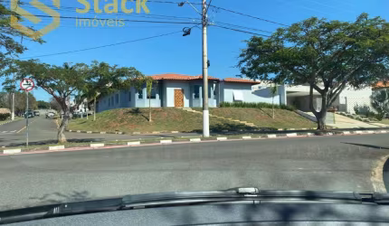 Casa totalmente térrea para venda, localizada no Condomínio Residencial dos Lagos em Itupeva, em um local privilegiado dentro do condomínio.