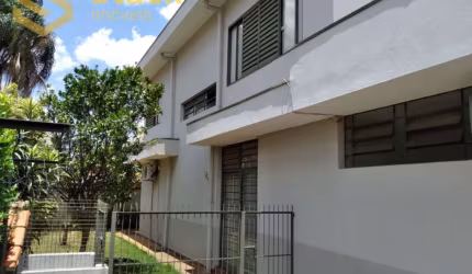 Sobrado no Jardim Morumbí. Excelente localização. Residencial e/ou comercial. 233m2 de terreno. Construção sólida com 3 amplos dormitórios sendo uma u