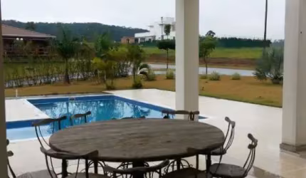 CASA A VENDA/LOCAÇÃO NO CONDOMÍNIO SERRAZUL EM ITUPEVA.