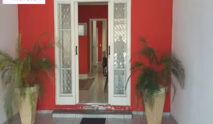 Casa Comercial a venda, localizada na Vila Arens em Jundiaí, SP - Contendo 1 recepção com banheiro, 3 salas, 2 banheiros, 1 cozinha e lavanderia