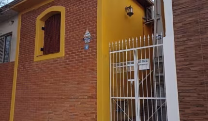 CASA A VENDA LOCALIZADA NA VILA PROGRESSO JUNDIAÍ-SP. CONTENDO 3 QUARTOS, SALA, BANHEIRO SOCIAL E COZINHA. São151,0 m² de área util, e 169 m² terreno.