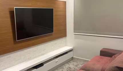 APARTAMENTO À VENDA COM 2 QUARTOS, SENDO UMA SUÍTE, SALA AMPLIADA DE TV QUE PODE REVERTER NO TERCEIRO DORMITÓRIO