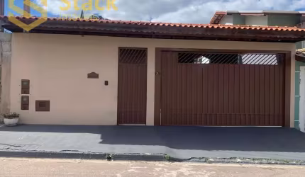 Casa térrea de 3 quartos e 3 suítes no Jardim Colonia, Jundiaí-SP, com 220 m² e 3 vagas de garagem e ampla área externa nos fundos com salão de festas
