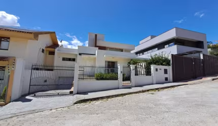 Casa para Venda em São José, Centro, 5 dormitórios, 1 suíte, 3 banheiros, 3 vagas
