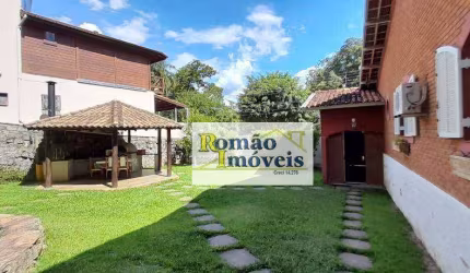 Viva o Luxo à Beira do Lago em Nosso Condomínio Exclusivo!