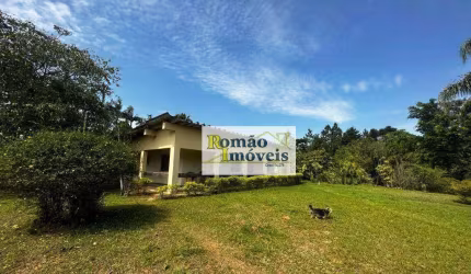 Terreno com 8.892,30m² à venda no Bairro do Corumbá. Possui quadra poliesportiva, área gramada, casa sede, salão de festas/churrasqueira.