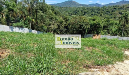Terreno com 1.822 m²  com Boa Topografia e Vista Privilegiada para a Serra!**