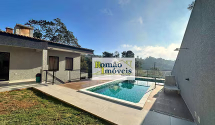 Terreno com 2 Lindas casas com excelente acabamento e área gourmet com piscinas e churrasqueiras, excelente opção de imóvel para sua familia.