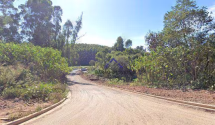 Terreno plano próximo à portaria principal
