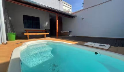 Casa com piscina no Bairro Canadá