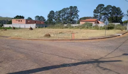 Terreno de esquina com 840m2