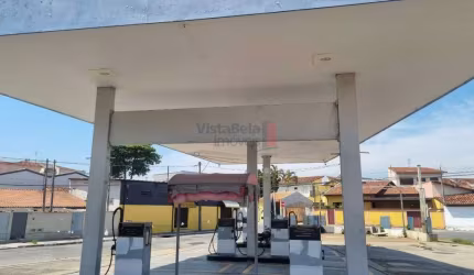 Prédio comercial, antigo Posto de Combustível, excelente localização com frente para 03 ruas.