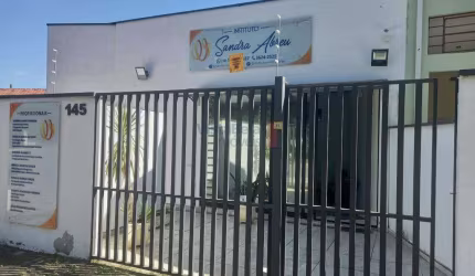 Ponto comercial com 5 salas de atendimento, salão ideal para pilates, auditório para cursos e reuniões.